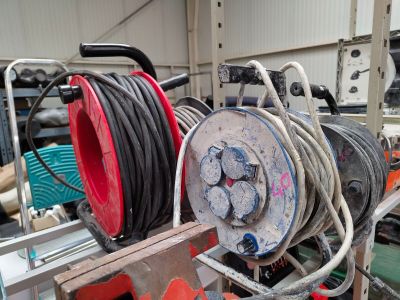 a lot of hoses that are sitting on a cart