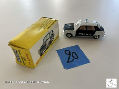 une petite voiture miniature posée à côté d'une petite boîte