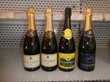 plusieurs bouteilles de vin sont alignées sur une étagère dans un magasin