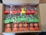 une boîte remplie de montres de différentes couleurs