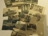 une pile de vieilles cartes postales posées sur une table