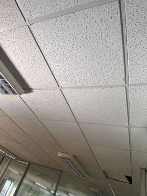 vue d'une pièce équipée d'un ventilateur de plafond et d'une fenêtre