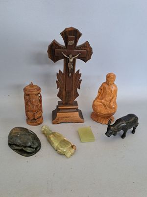 plusieurs figurines représentant Jésus et d'autres figurines religieuses posées sur un fond blanc