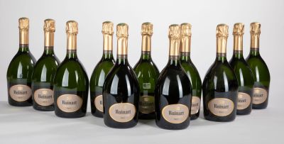 six bouteilles de champagne alignées sur une surface blanche