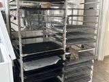 de nombreux plateaux de nourriture posés sur une étagère métallique