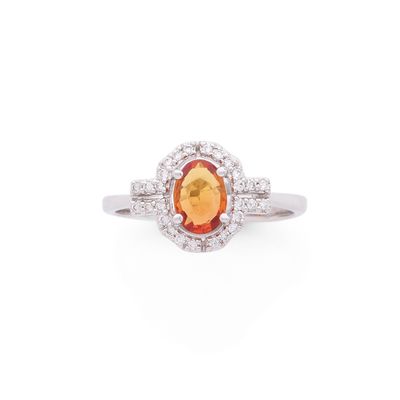 une bague en or blanc 18 carats sertie d'un saphir orange et de diamants