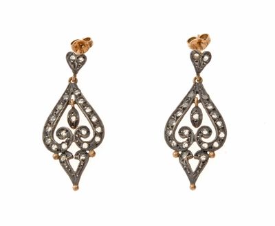 une paire de boucles d'oreilles en or et diamants sur fond blanc