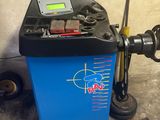 une poubelle bleue posée à côté d'une machine bleue