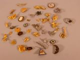 de nombreuses broches en or et en argent posées sur une table