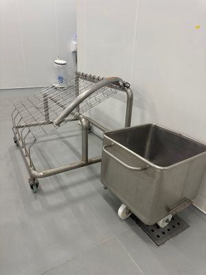 un chariot métallique avec un évier au milieu d'une pièce
