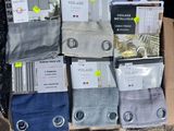 plusieurs paires de chaussettes dans une boîte avec leur étiquette