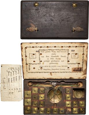 une vieille boîte en bois sur laquelle se trouvent une clé et une lettre