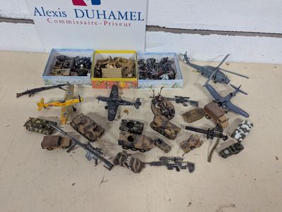 beaucoup de jouets militaires qui traînent par terre