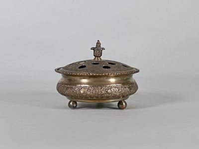 Brule-parfum en métal argenté ciselé de motifs végétaux, le …