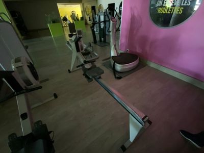 un mur rose orné d'un miroir dans une salle de sport