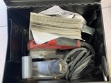 une valise contenant tout un tas d'objets