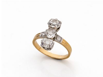 une bague à trois diamants,