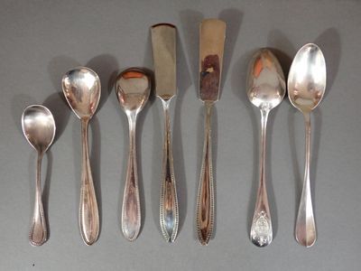 Lot en métal argenté comprenant 12 cuillères à café modèle b…