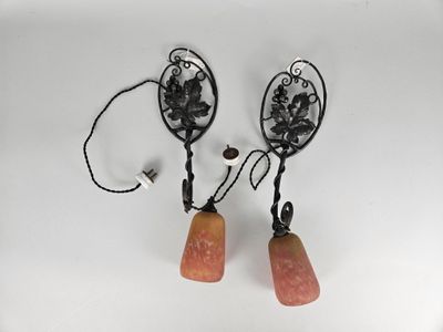 DAUM Nancy. Paire d'appliques à un bras de lumière en fer fo…