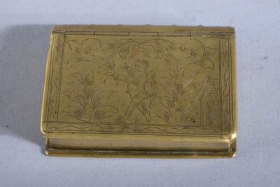 un étui à cigarettes ancien en or, orné d'une image représentant un homme et une femme