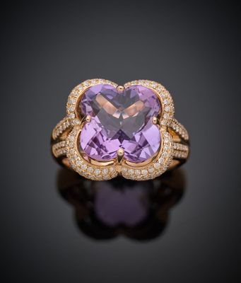 une bague en améthyste et diamant, offerte par une personne