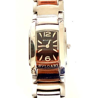 montre argentée et marron avec un cadran noir sur fond blanc
