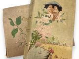 un vieux livre avec l'image d'une femme en robe, un parapluie à la main