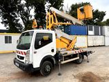 un camion blanc avec une grue à l'arrière