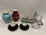 trois vases et deux tasses posés sur une table
