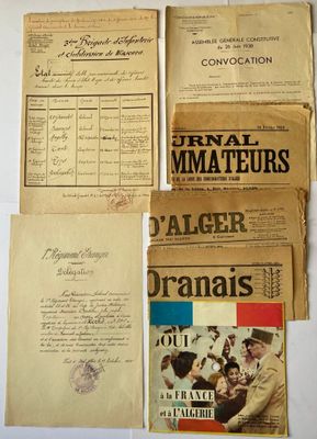 quelques vieux papiers sont posés les uns à côté des autres sur une table