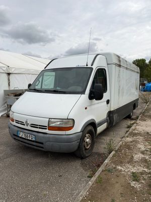 une camionnette blanche garée dans un parking