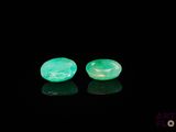 une paire de pierres de jade vert sur un fond noir