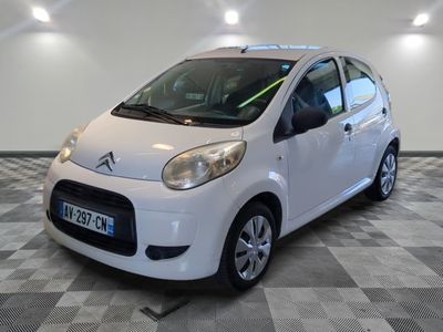 la petite voiture blanche est garée sur un sol en damier