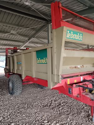 un tracteur garé à côté d'une remorque