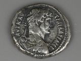 Gros plan sur une pièce de monnaie en argent portant un visage de femme