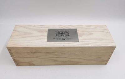La boîte est en bois et comporte une plaque métallique.