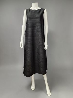une robe noire et blanche sur un mannequin mannequin mannequin mannequin mannequin mannequin mannequin mannequin mann