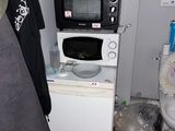 un micro-ondes et un four à micro-ondes dans une petite pièce