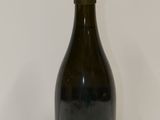une bouteille de vin posée sur une table