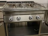 une cuisinière en acier inoxydable à quatre feux dans une cuisine