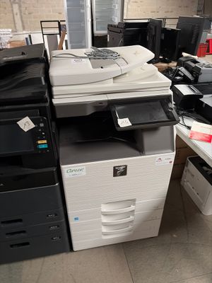 beaucoup de matériel de bureau qui traîne par terre