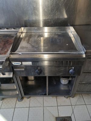 une cuisinière en acier inoxydable dans une cuisine professionnelle