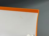 une boîte de morceaux de sucre posée sur une table