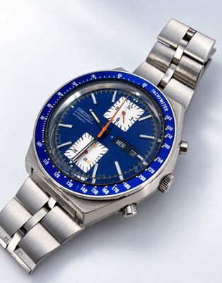 une montre posée sur une surface blanche