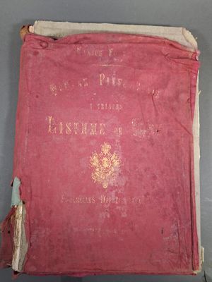 un vieux livre écrit posé sur une table