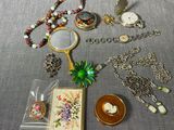 tout un assortiment de bijoux posés sur une table