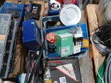 un tas de matériel électrique divers posé sur une palette