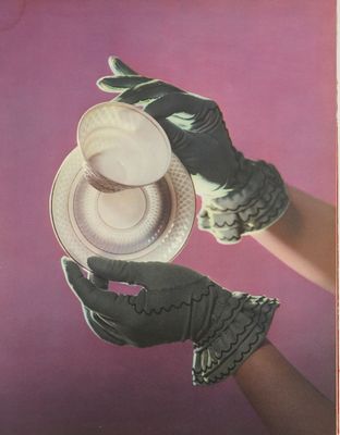 une photo d'une femme tenant une tasse et une soucoupe