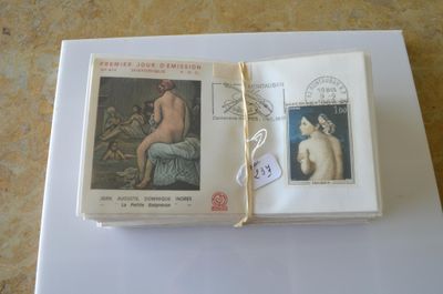 un livre ouvert sur lequel figure l'image d'un nu