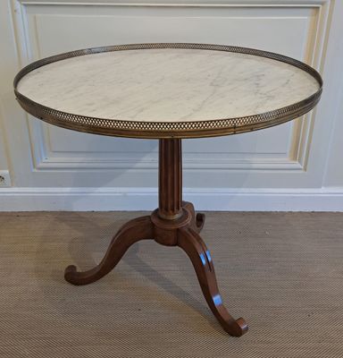 une table ancienne avec un plateau en marbre reposant sur un trépied en bois